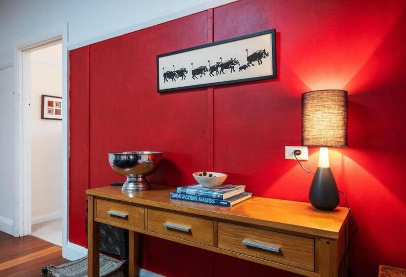 Отель Experience Country Mudgee At Lone Pine Farmhouse