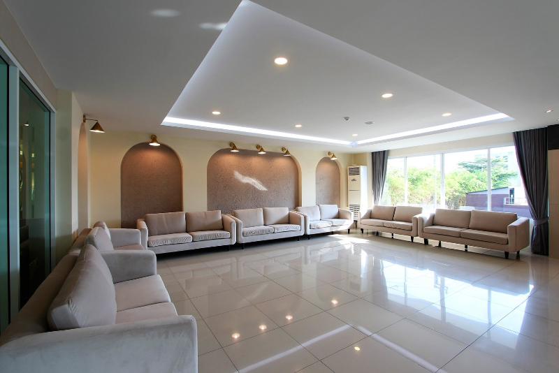 Отель The Leisure