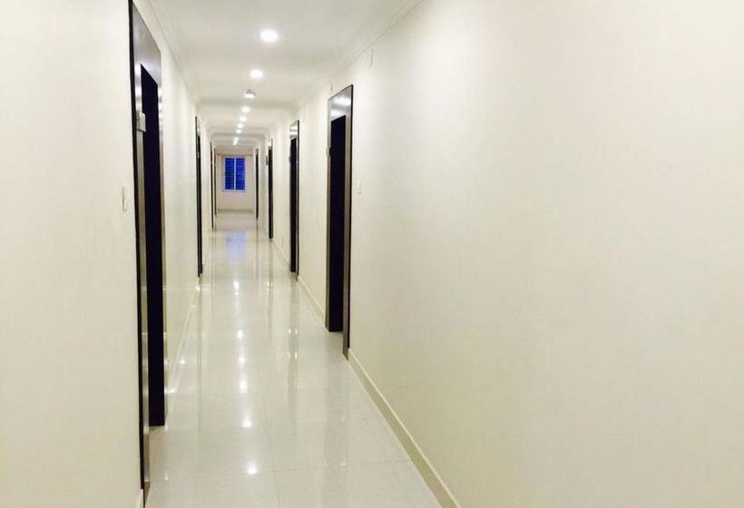 בית מלון כפרי The Royal Oak