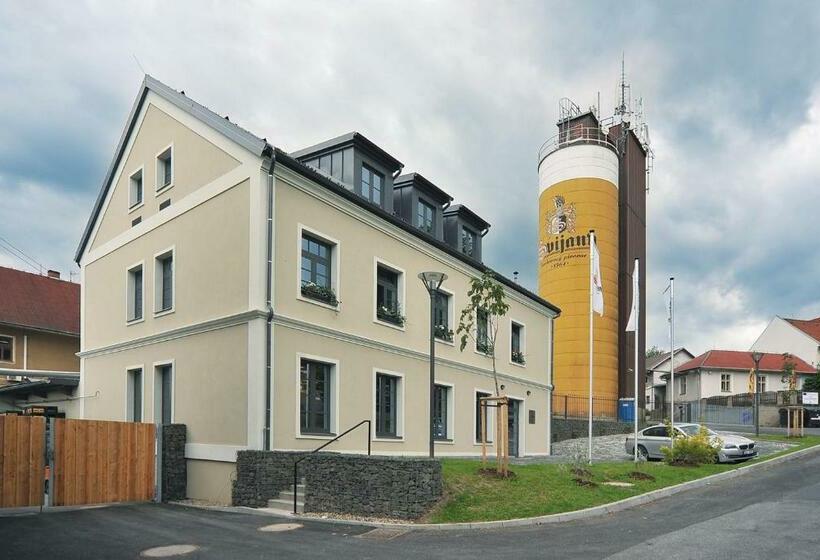 Отель Zámek Svijany