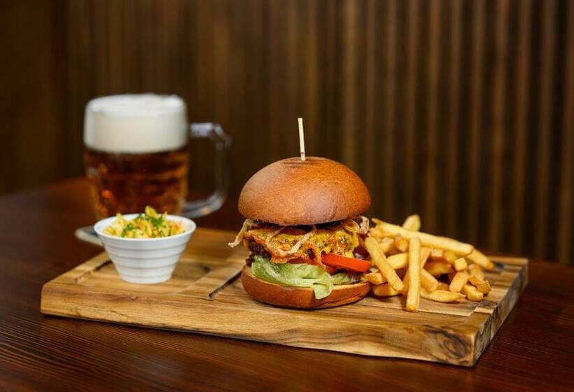 Отель Zámek Svijany