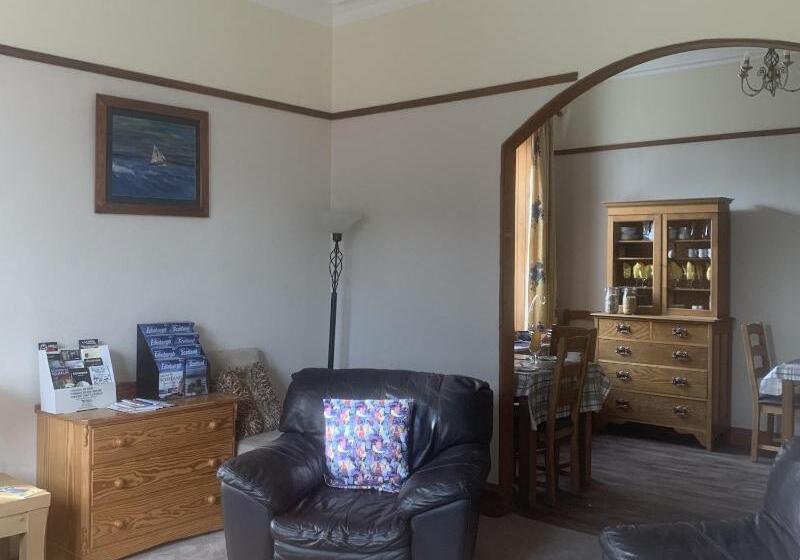 פנסיון Dunclutha Guest House