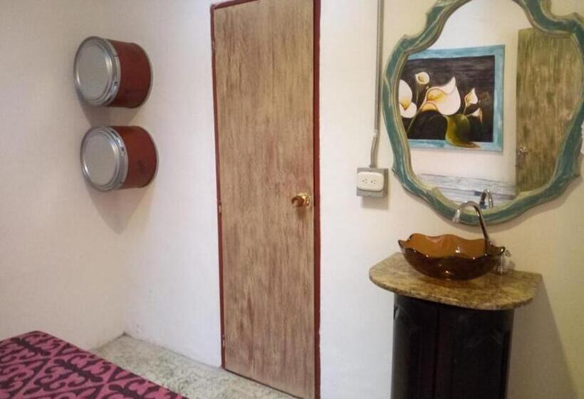 بنسيون Hostal Macondo Inn