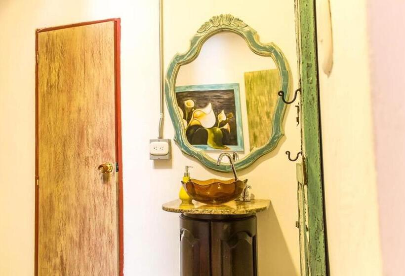 بنسيون Hostal Macondo Inn