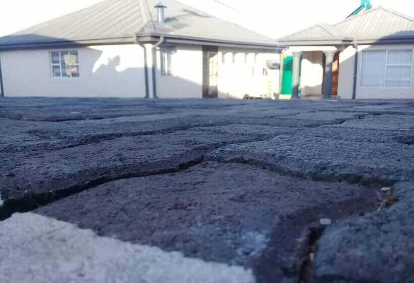 펜션 Naledi Lodge & Guest Houses