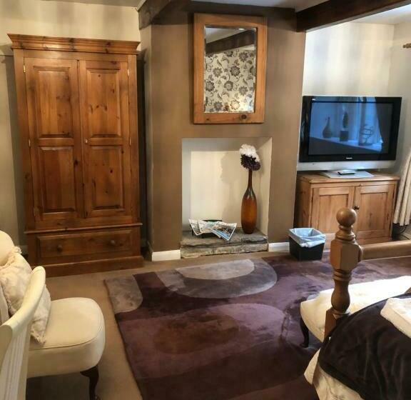 Пансион Over The Bridge Guest House