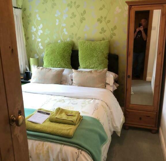 Пансион Over The Bridge Guest House