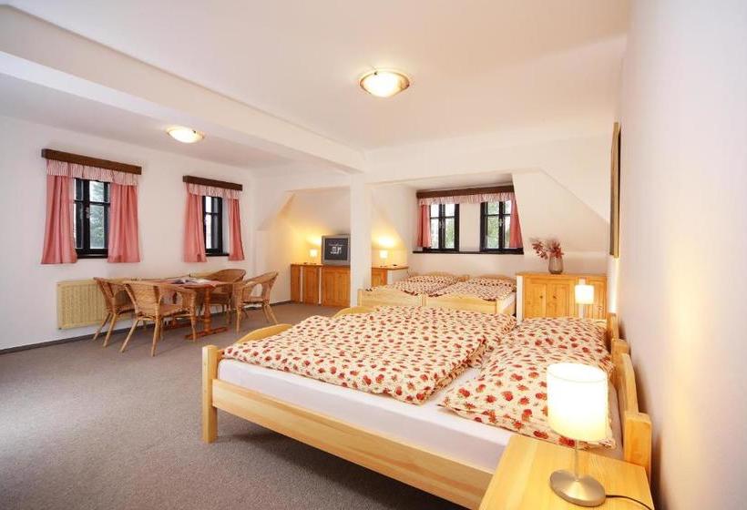 ペンション Restaurace A Penzion Jilm