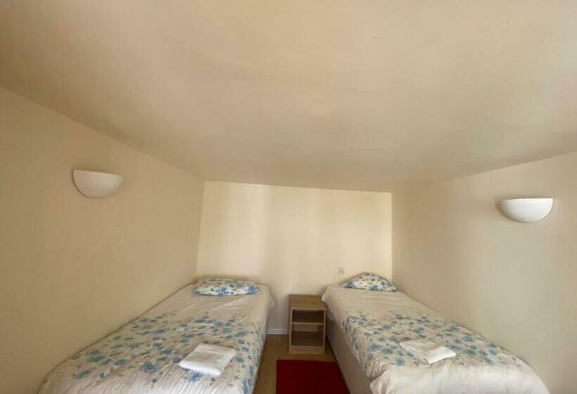 بنسيون The Durbeyfield Guest House