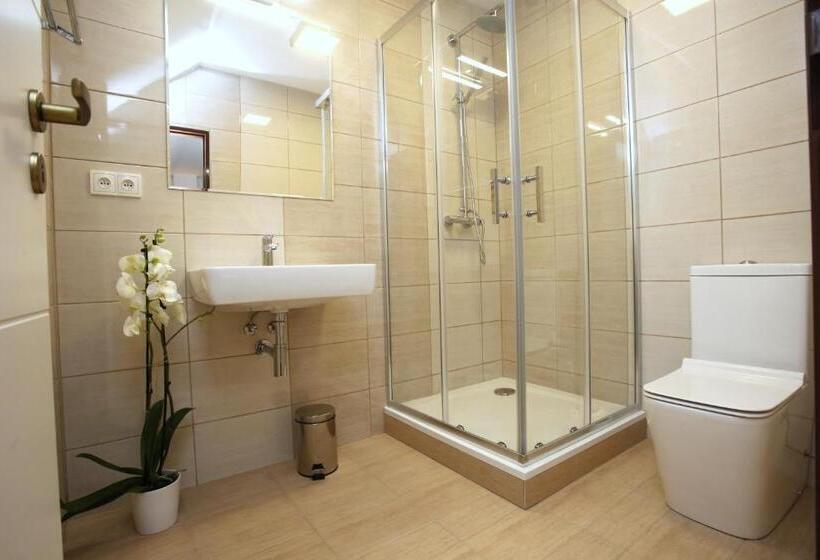 הוסטל Restaurant Penzion U Buchlovskeho Zamku