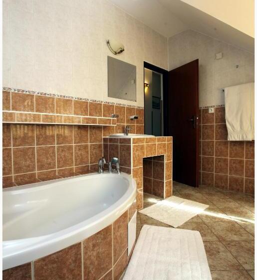 הוסטל Restaurant Penzion U Buchlovskeho Zamku