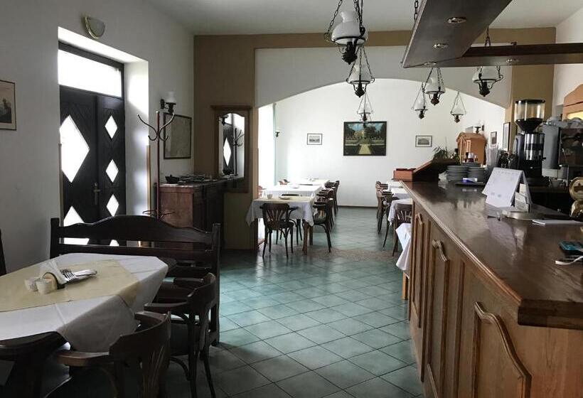 הוסטל Restaurant Penzion U Buchlovskeho Zamku