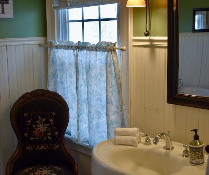 Harbour House Inn B&b