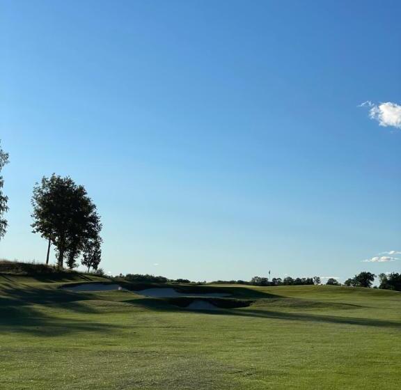 בית מלון כפרי Strand Golf