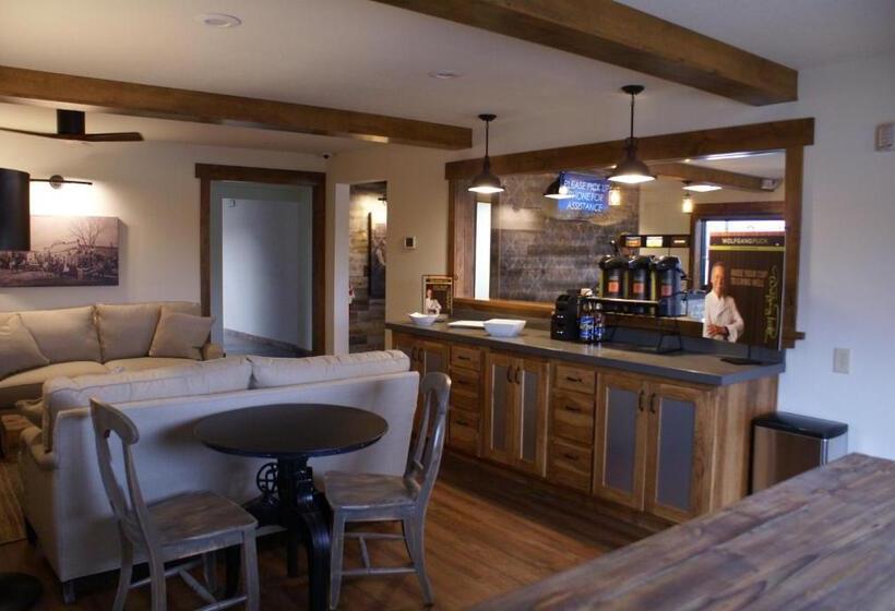 فندق على الطريق Boarders Inn & Suites By Cobblestone Hotels   Syracuse