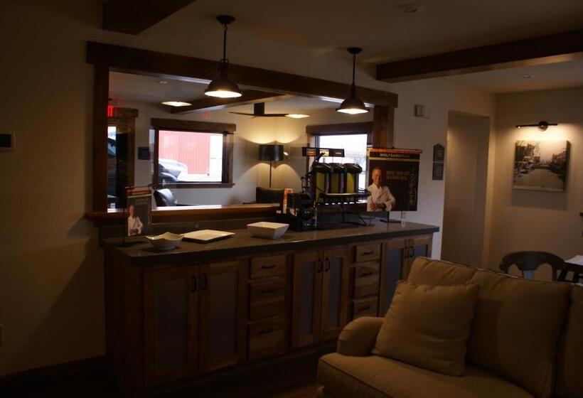 فندق على الطريق Boarders Inn & Suites By Cobblestone Hotels   Syracuse