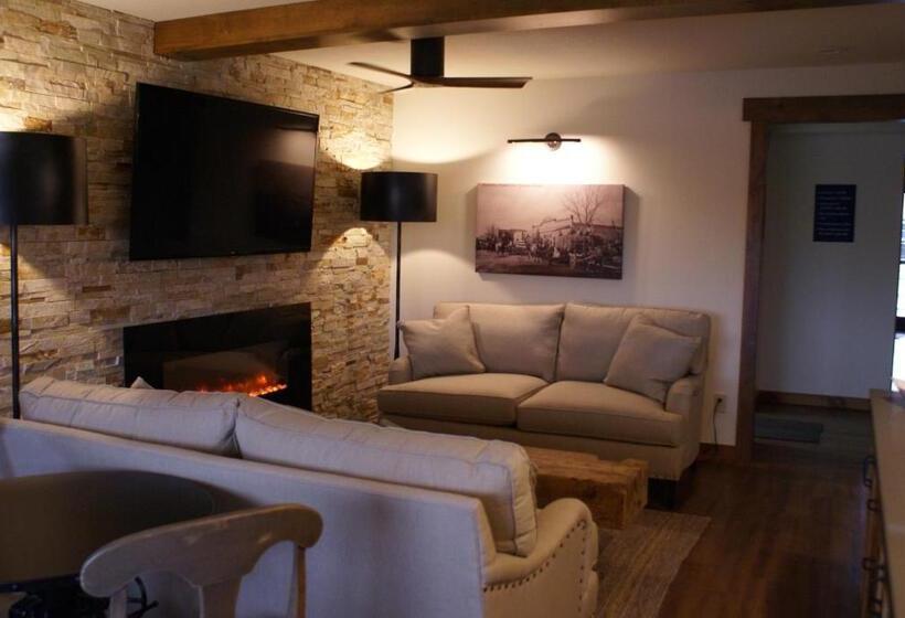 فندق على الطريق Boarders Inn & Suites By Cobblestone Hotels   Syracuse