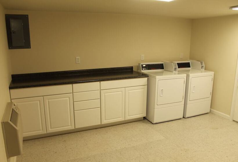 فندق على الطريق Boarders Inn & Suites By Cobblestone Hotels   Syracuse