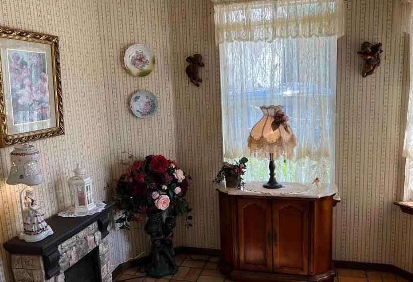 فندق على الطريق Victorian Inn