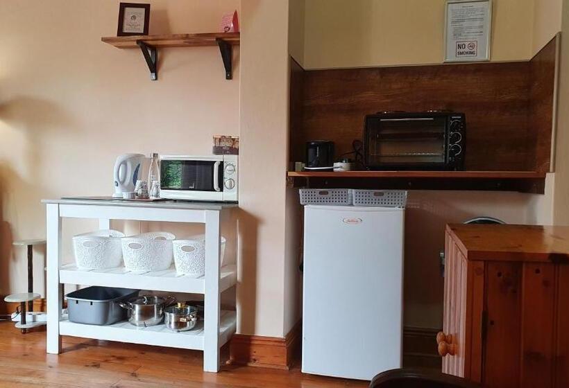 ペンション Angler And Antelope Guesthouse