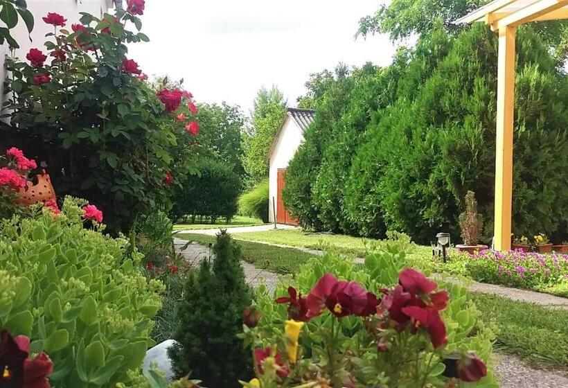 ペンション Júlia Vendégház Sarród