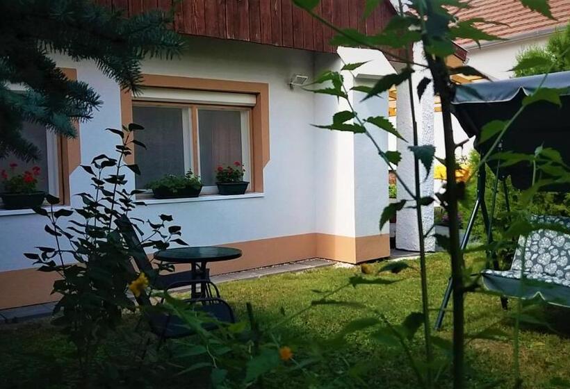 ペンション Júlia Vendégház Sarród