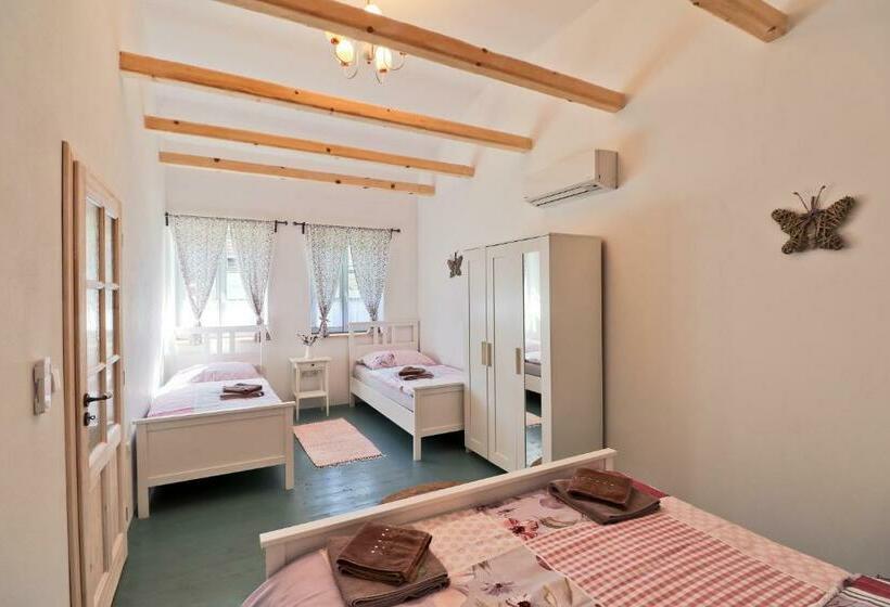 ペンション La Bobul Apartments