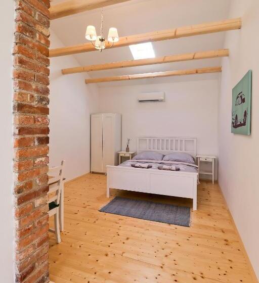 ペンション La Bobul Apartments