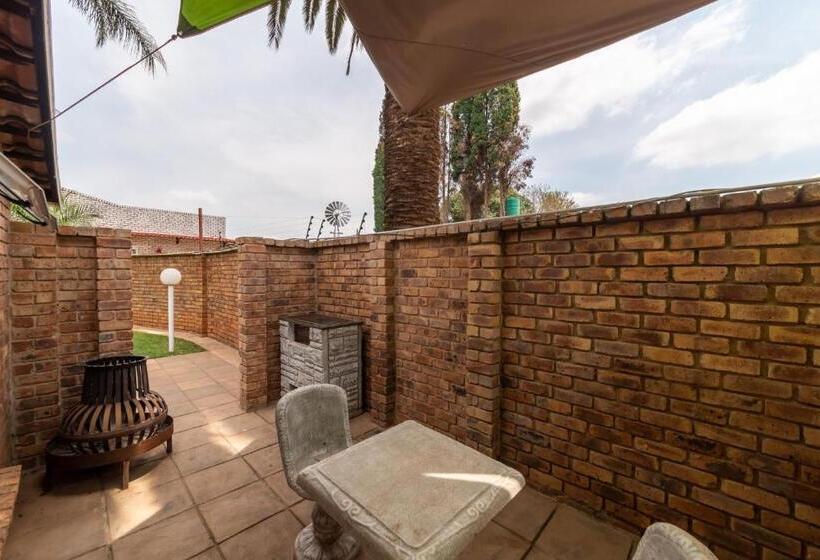 ペンション Oppiplot Guest House & Venue