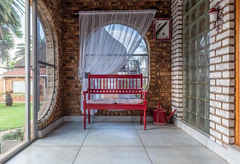 פנסיון Oppiplot Guest House & Venue