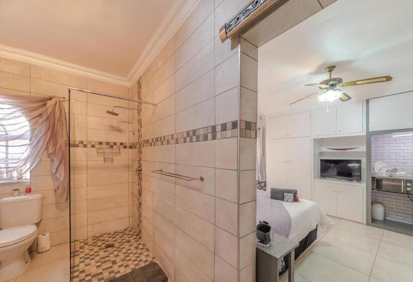 פנסיון Oppiplot Guest House & Venue