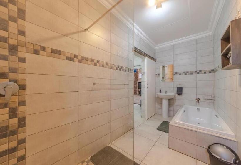 פנסיון Oppiplot Guest House & Venue