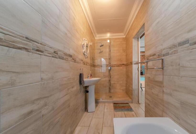 פנסיון Oppiplot Guest House & Venue