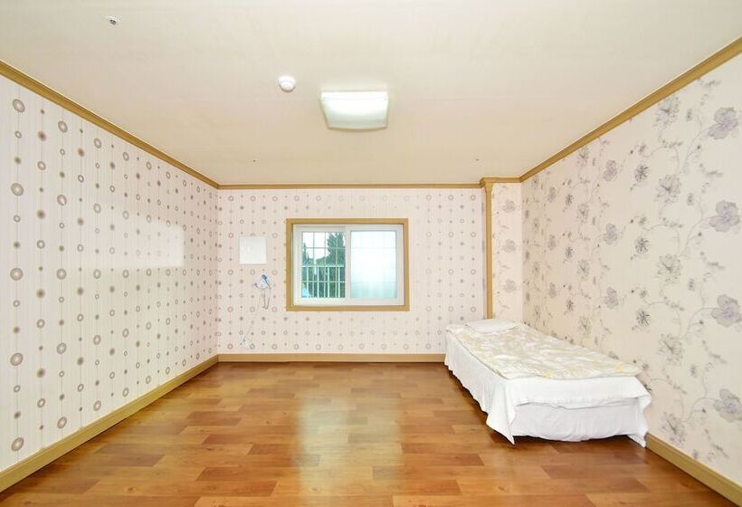 منتجع Sungbochon Youth Hostel   Hostel
