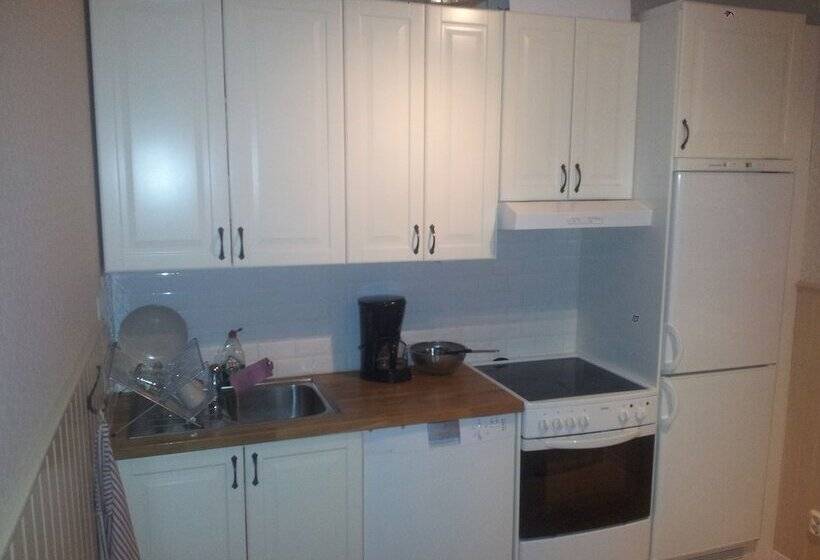 Perssons I Backens Pensionat  Sjötorps Vandrarhem & Rum