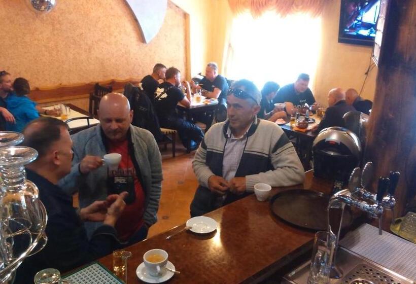 הוסטל Lian Family Hotel & Restaurant