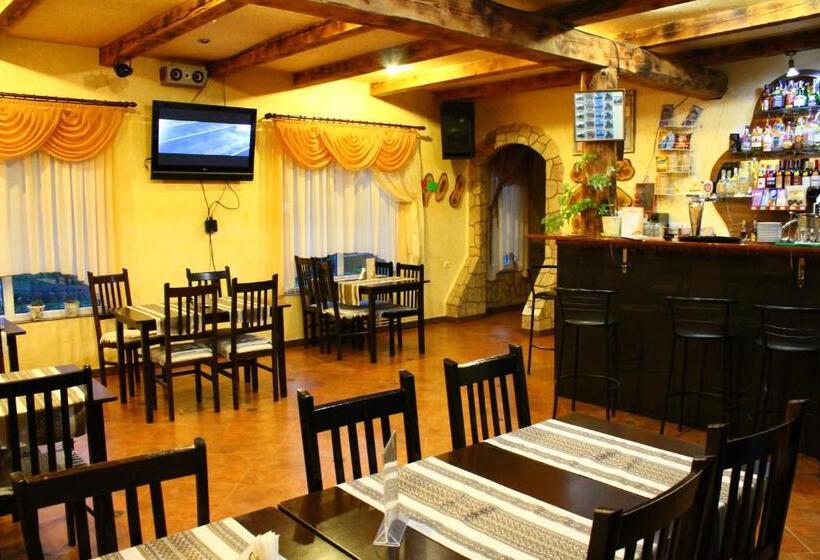 הוסטל Lian Family Hotel & Restaurant