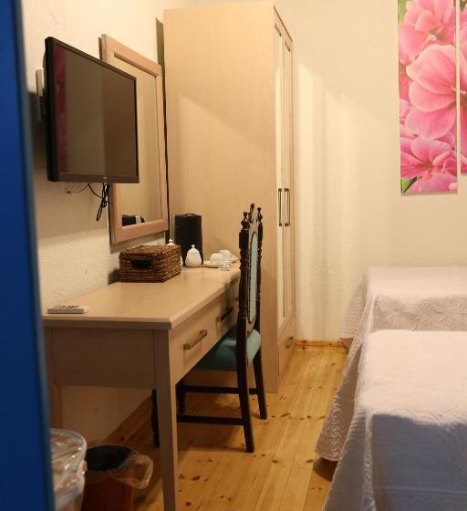 ベッドアンドブレックファースト Cypriot Swallow Boutique