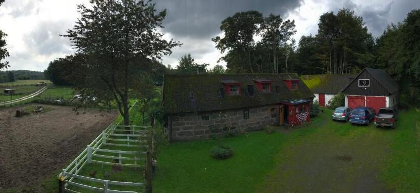 Отель Farm Stay Happy Dogs Ranch