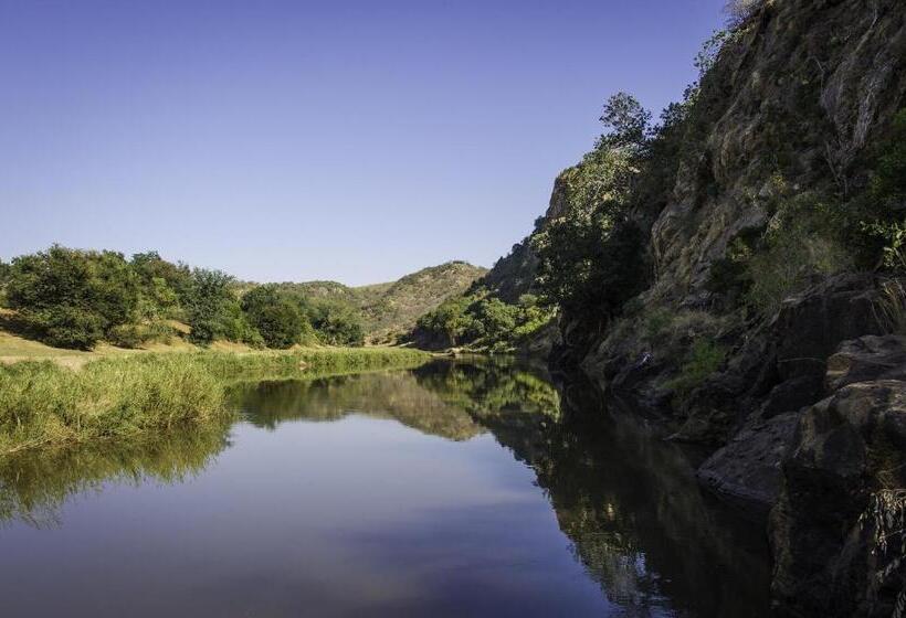 בית מלון כפרי The Outpost & Pel S Post