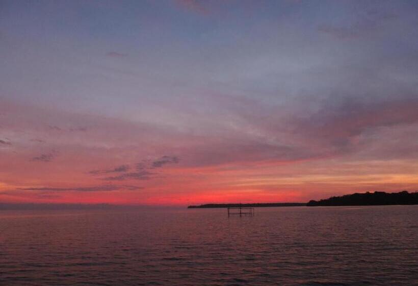 فندق Urraca Monkey Island Eco Resort