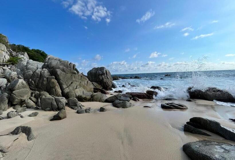 Manta Raya Hotel   Right On The Beach