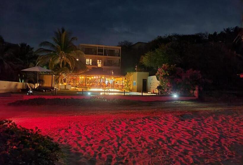 Manta Raya Hotel   Right On The Beach