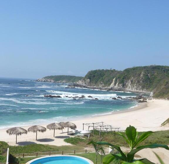 Manta Raya Hotel   Right On The Beach