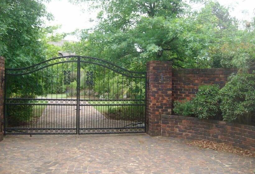 פנסיון Oaktree Lodge Guest House