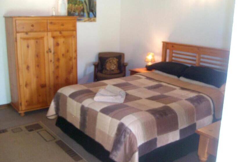 פנסיון Oaktree Lodge Guest House