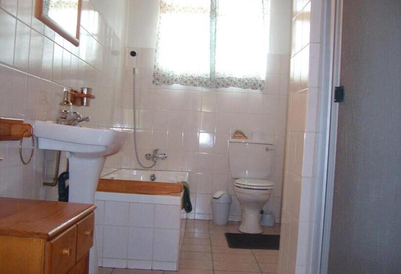 פנסיון Oaktree Lodge Guest House