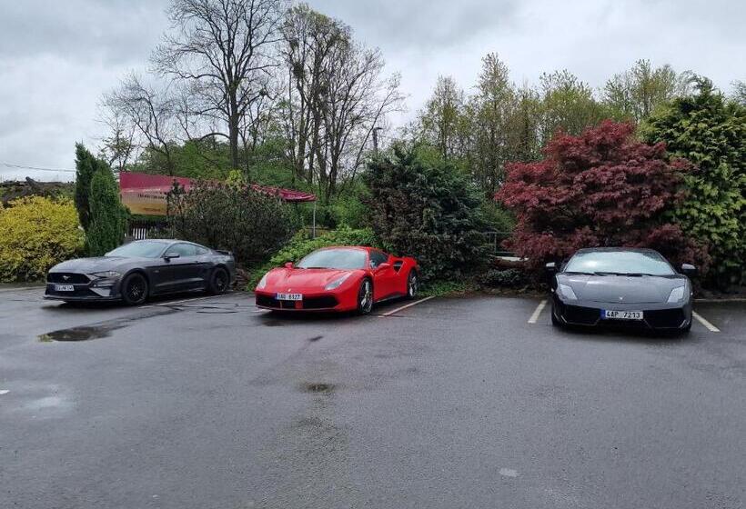 ペンション Penzion A Motobar Bravantice