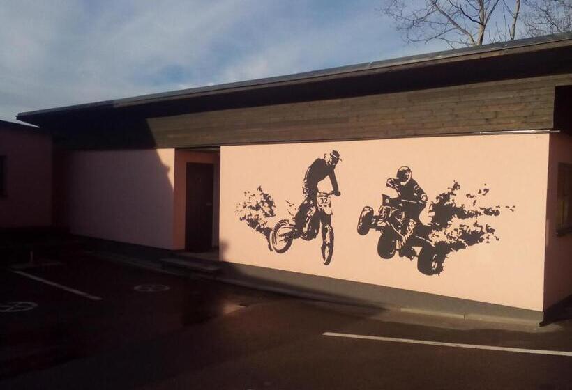 ペンション Penzion A Motobar Bravantice