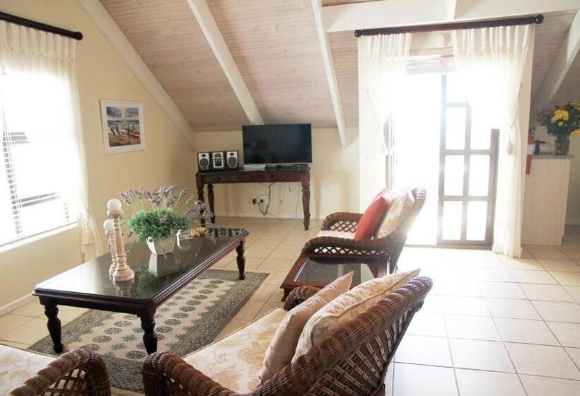 بنسيون Whispering Whale